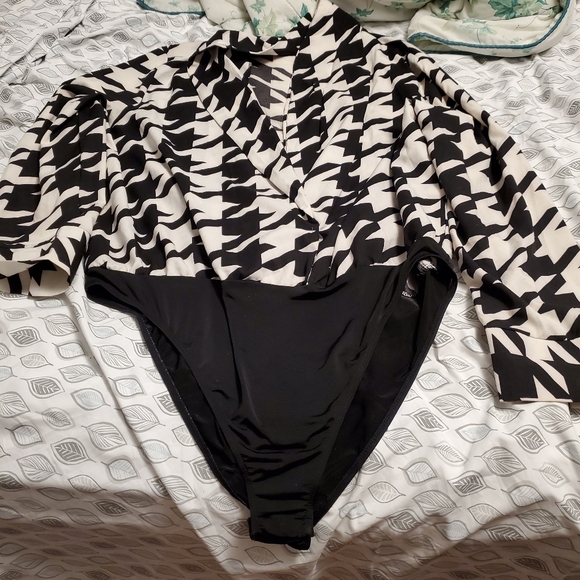 Blk and wht bodysuit - Picture 6 of 7
